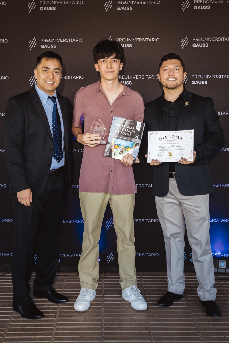 Benjamín Martínez, alumno de Preu Gauss Online con doble puntaje nacional PAES 2026, recibiendo su reconocimiento junto a dos miembros del equipo Gauss