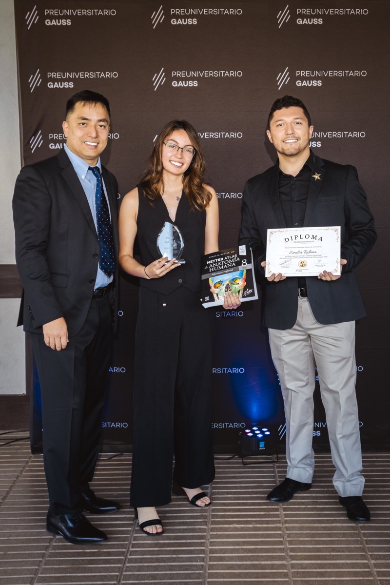 Emilia Rubina, puntaje nacional M1 PAES 2026 y alumna de Medicina UC, recibiendo su trofeo junto a dos miembros del equipo Gauss