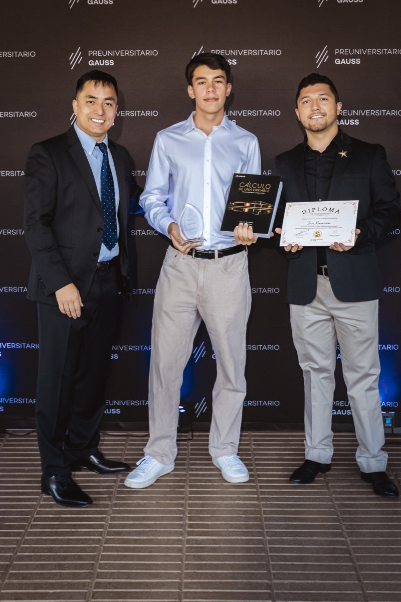 Ian Kamann, doble puntaje nacional PAES 2026 en M1 y M2, recibiendo su trofeo y diploma junto a dos miembros del equipo Gauss